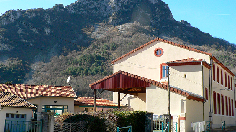 Vue de l'école d'Arignac - Ariège Occitanie